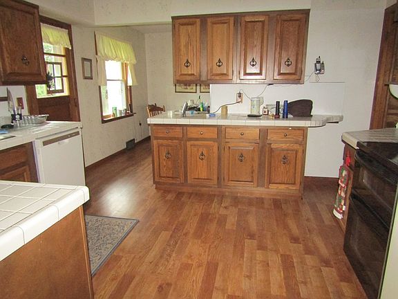 3rd image of 6 Meadow Ln