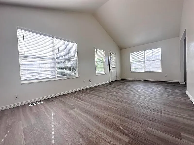 5 bed, 2.0 bath, 2128 sqft, $1,650 — Photo 2