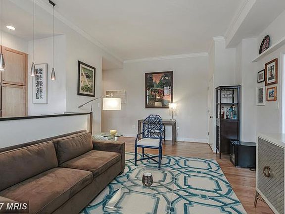 Living Room (2 of 3)