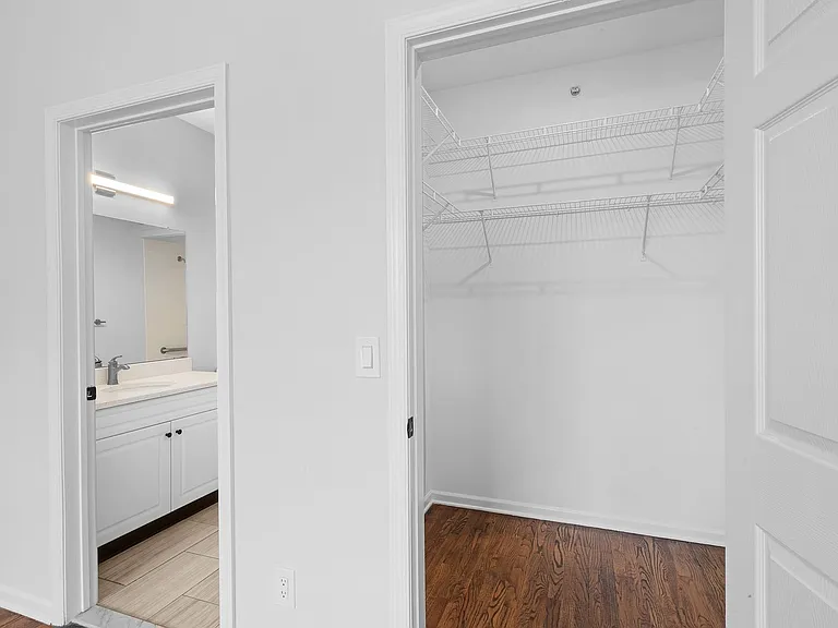 Columbia Court — Photo 34