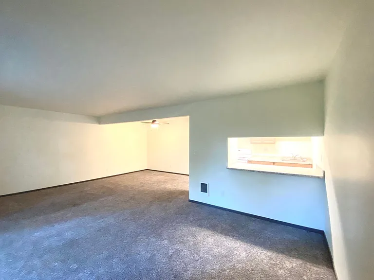 Clover Creek Apartments — Photo 9