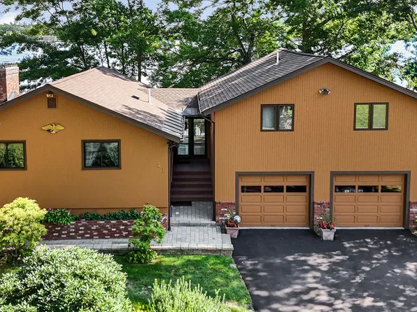 41 Mascuppic Trl, Tyngsboro, MA 01879