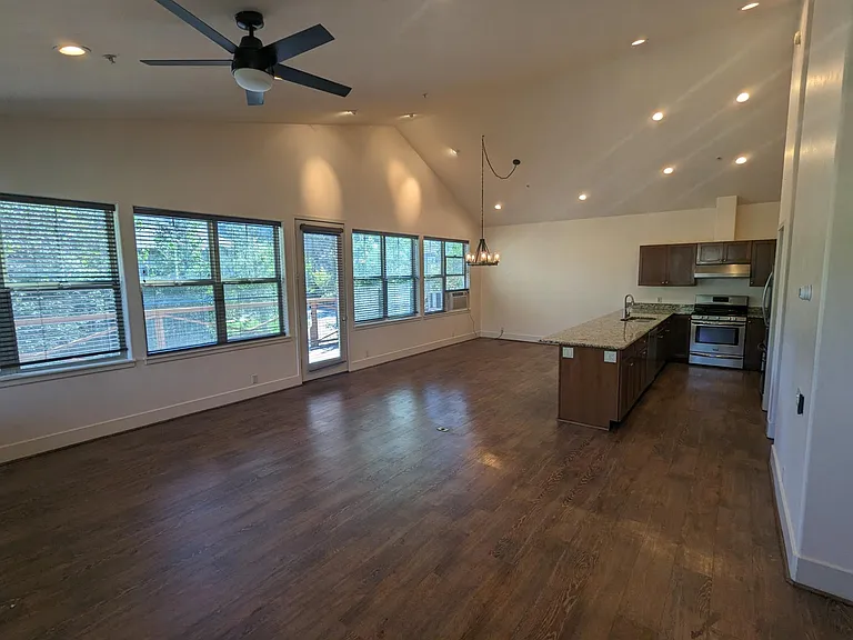 530 Evans Ct — Photo 3