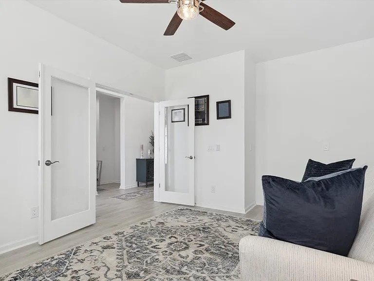 636 Horizon Ct — Photo 2