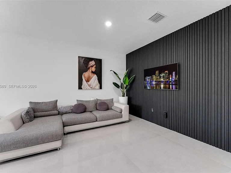 617 SW 11th St — Photo 4