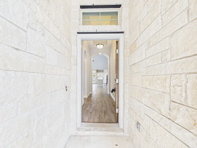 105 Auburn Cv — Photo 3