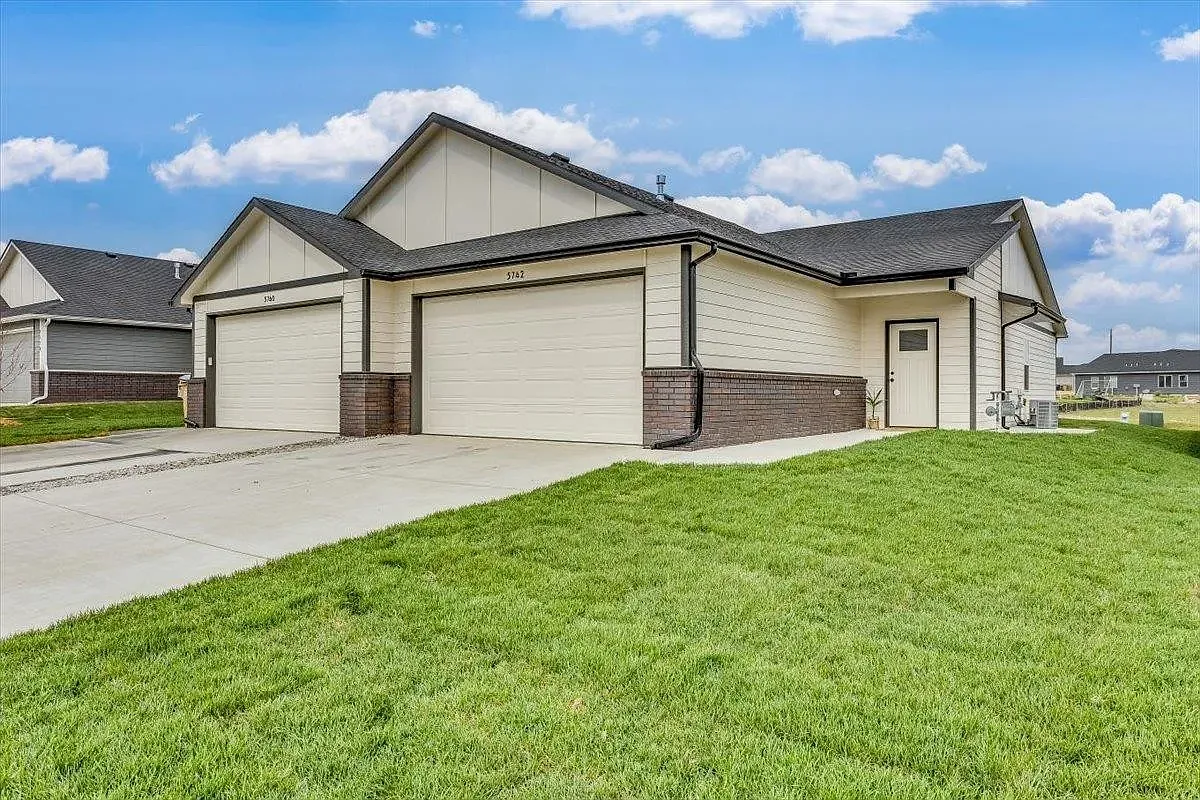 3 bed, 1266 sqft, $1,550 — Photo 1