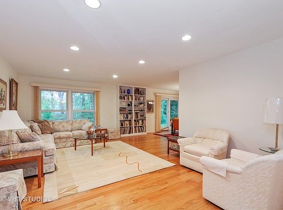 3rd image of 2811 Lexington Ln