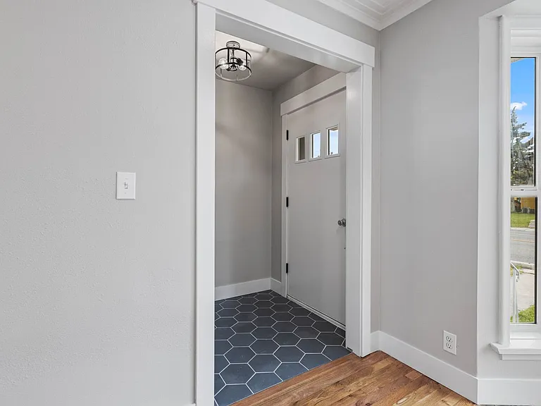 B345AG — Photo 6