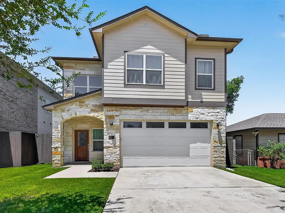2211 Silverbonnet St