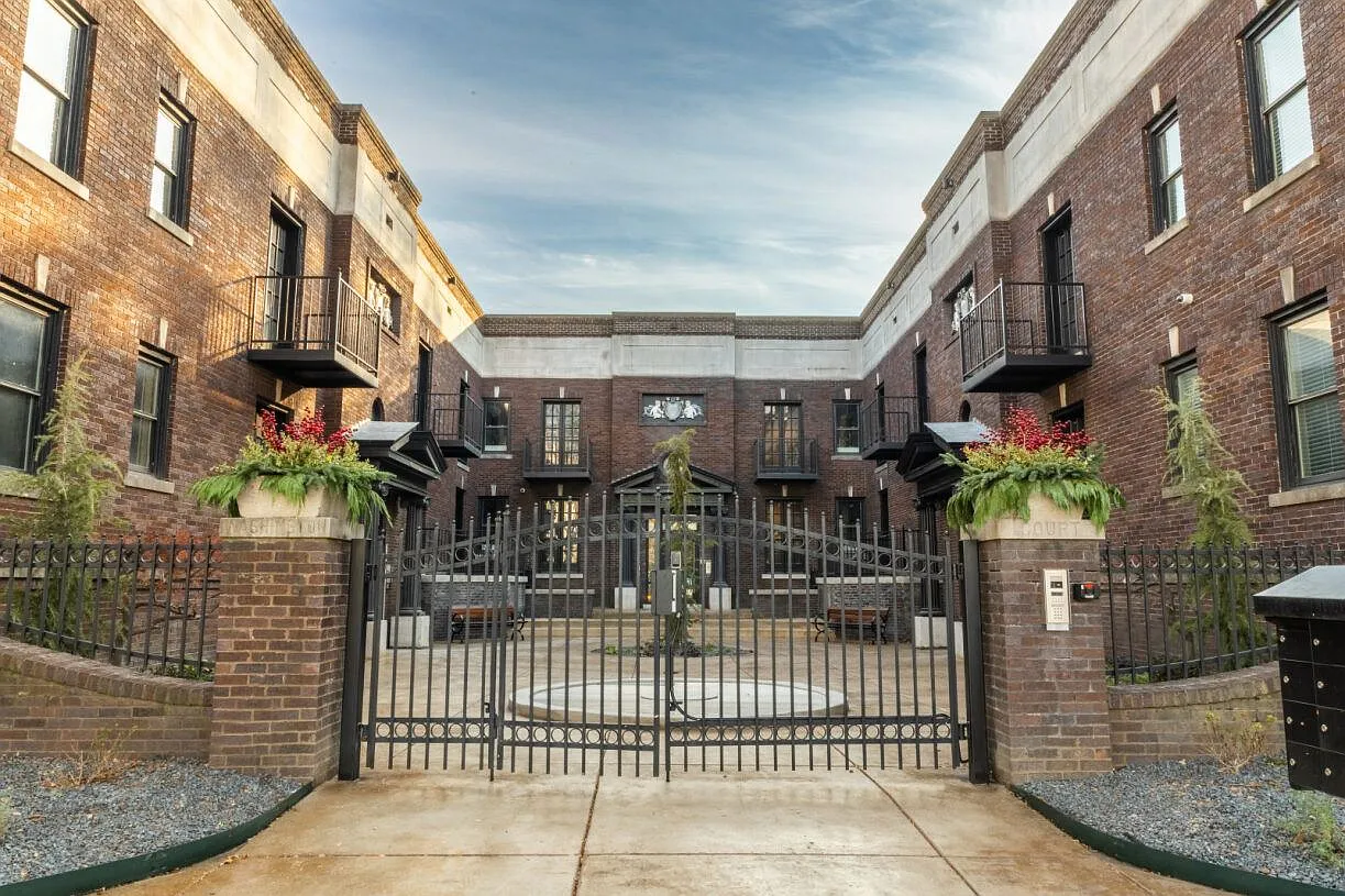 Washington Court — Photo 1