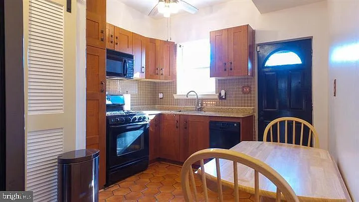 1209 E St NE — Photo 11