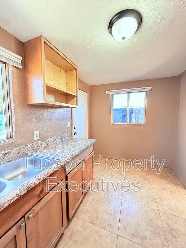 Building Photo - 3625 S 7th Ave #2