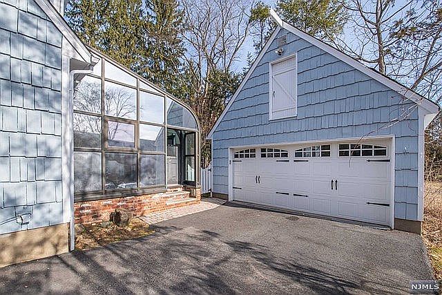 2nd image of 464 Island Ave