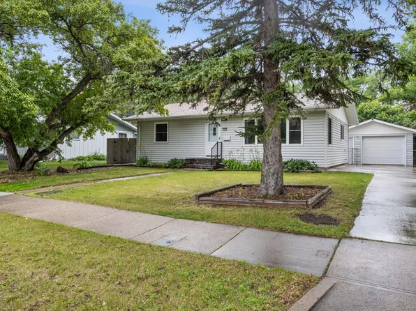 2906 10th St N, Fargo, ND 58102