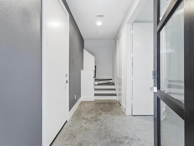 2338 Commerce St — Photo 7