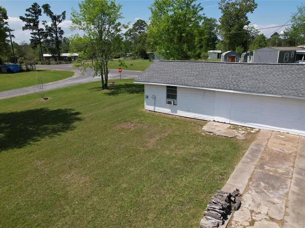 754 Yaupon Cove Dr, Onalaska, TX 77360