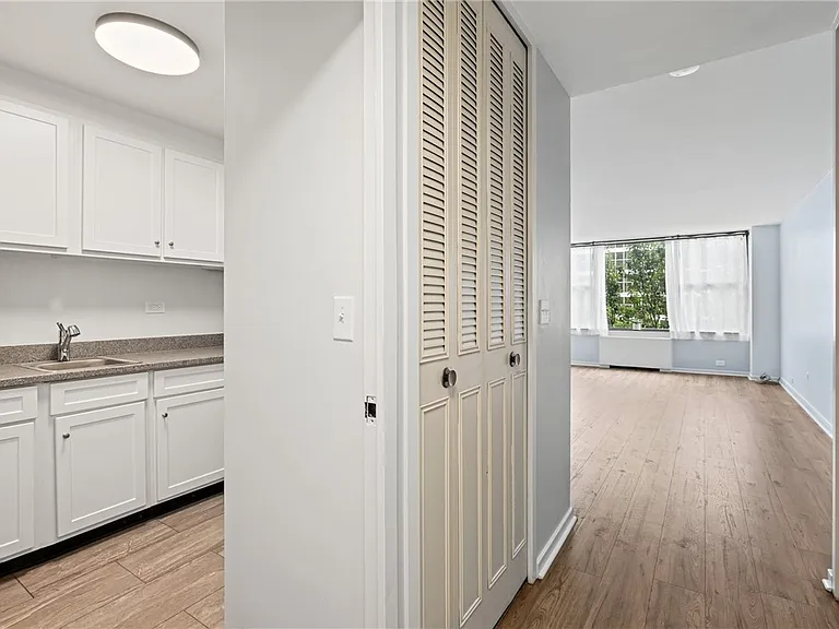 112 Washington Pl #4J — Photo 18