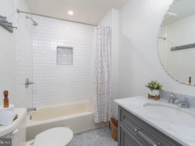 806 S Ann St — Photo 17