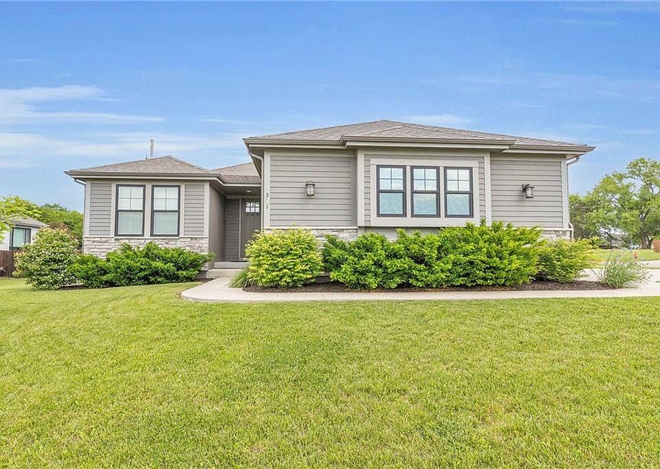 1st image of 301 Sunrise Dr