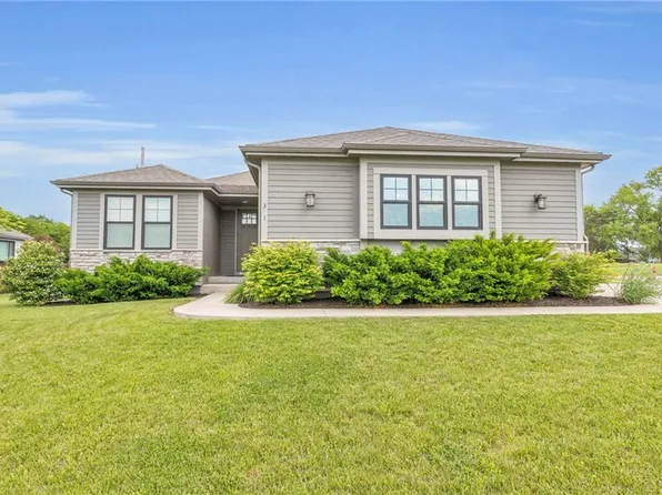 301 Sunrise Dr, Louisburg, KS 66053