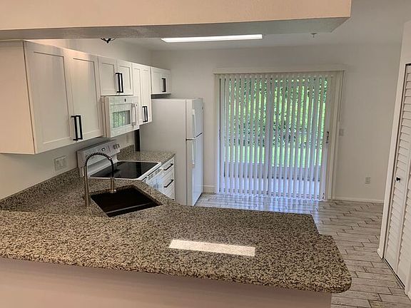3rd image of 121 Reserve Cir APT 109