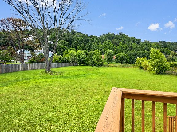 3rd image of 412 Apple Valley Rd