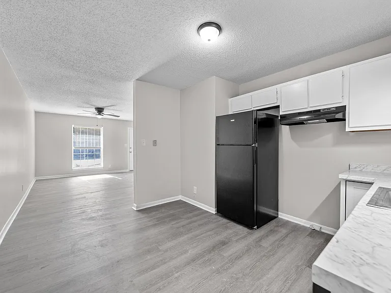 Roberts Lane Apartments — Photo 13