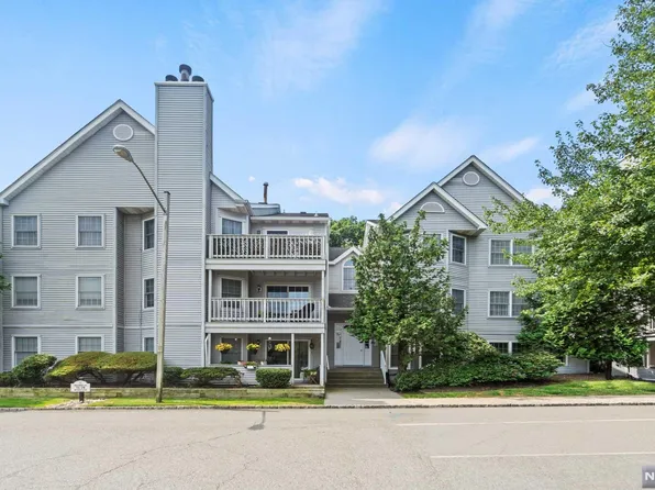 73 Quartz Ln, Paterson, NJ 07501
