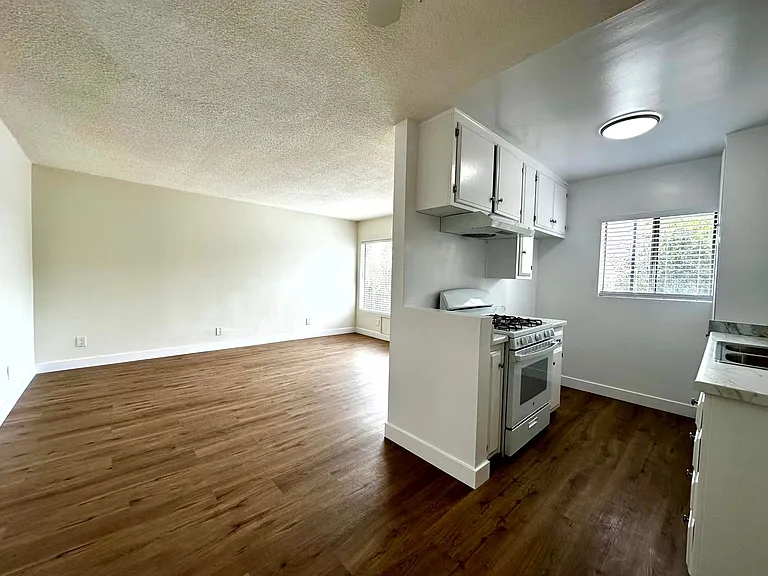 1915 W 22nd St. — Photo 3