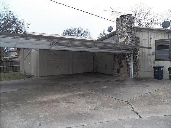 3rd image of 1816 Brook Hollow Dr