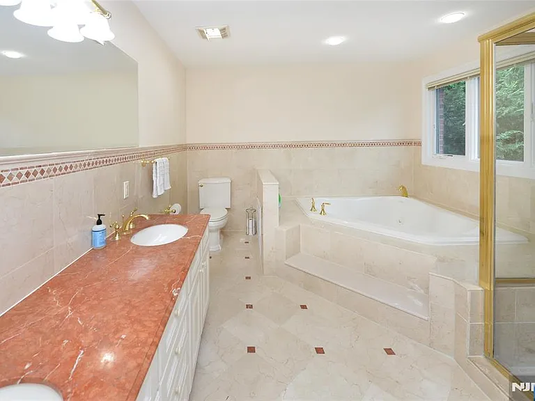1056 Edgewood Ln — Photo 20
