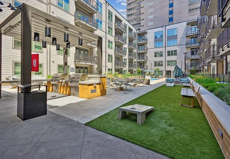 Link Apartments 4th Street — Photo 12