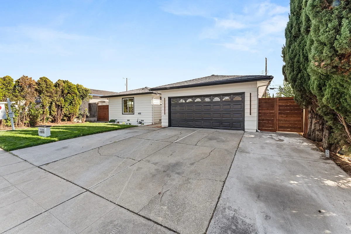 Building Photo - 3250 Sylvan Dr