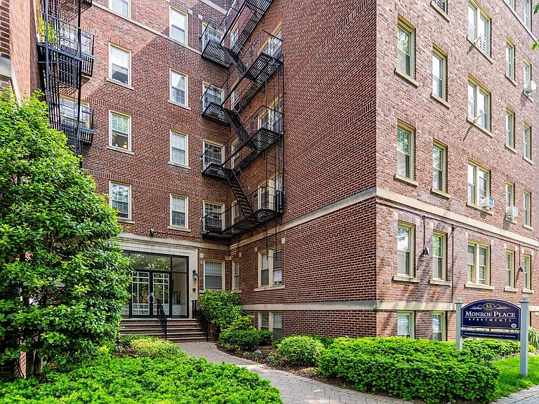 55 Monroe Place Apartments — Photo 16