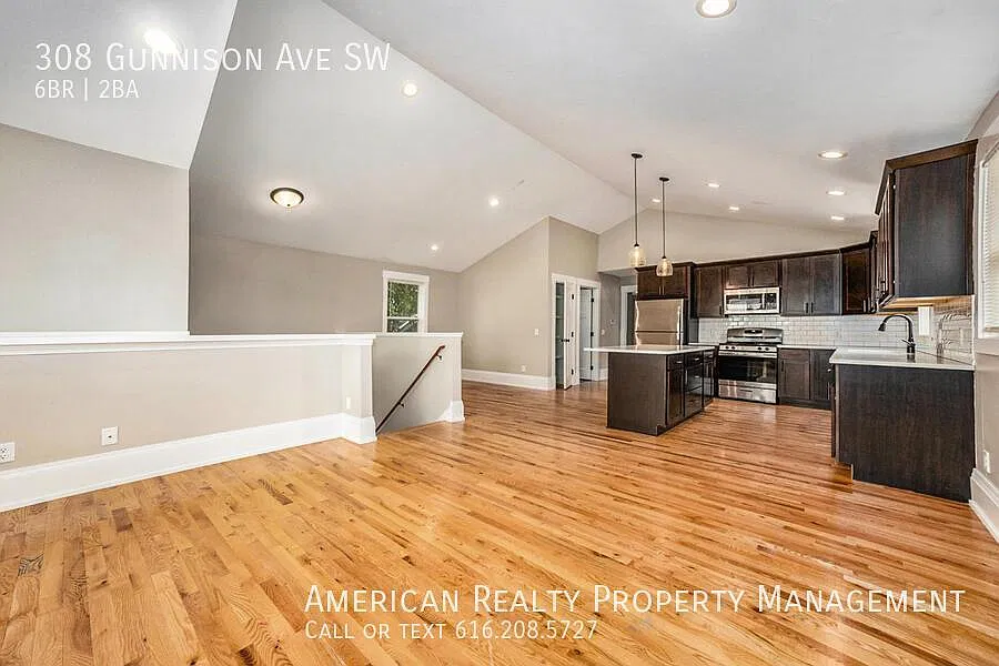 6 bed, 2133 sqft, $3,700 — Photo 2