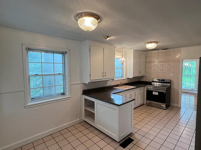 516 N Park St — Photo 16