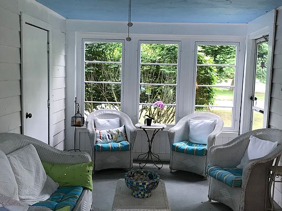 Spacious sun porch 