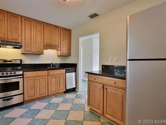 4th image of 824 E 10th Ave