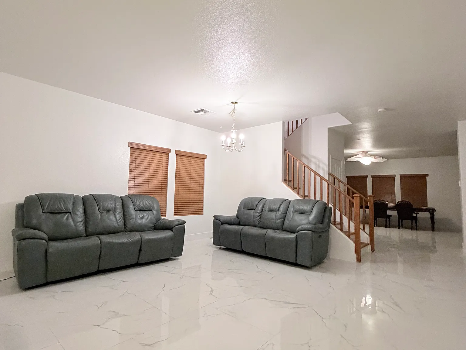 4 bed, 2661 sqft, $2,500 — Photo 2