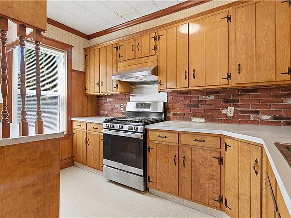 3rd image of 447 Winter St