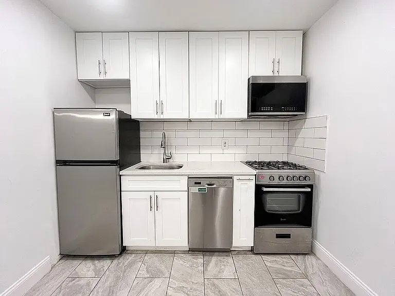 445 W 46th St #AA — Photo 7