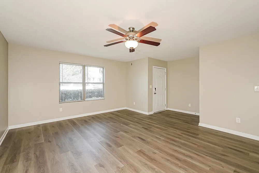 3 bed, 2.5 bath, 1600 sqft, $1,660 — Photo 4