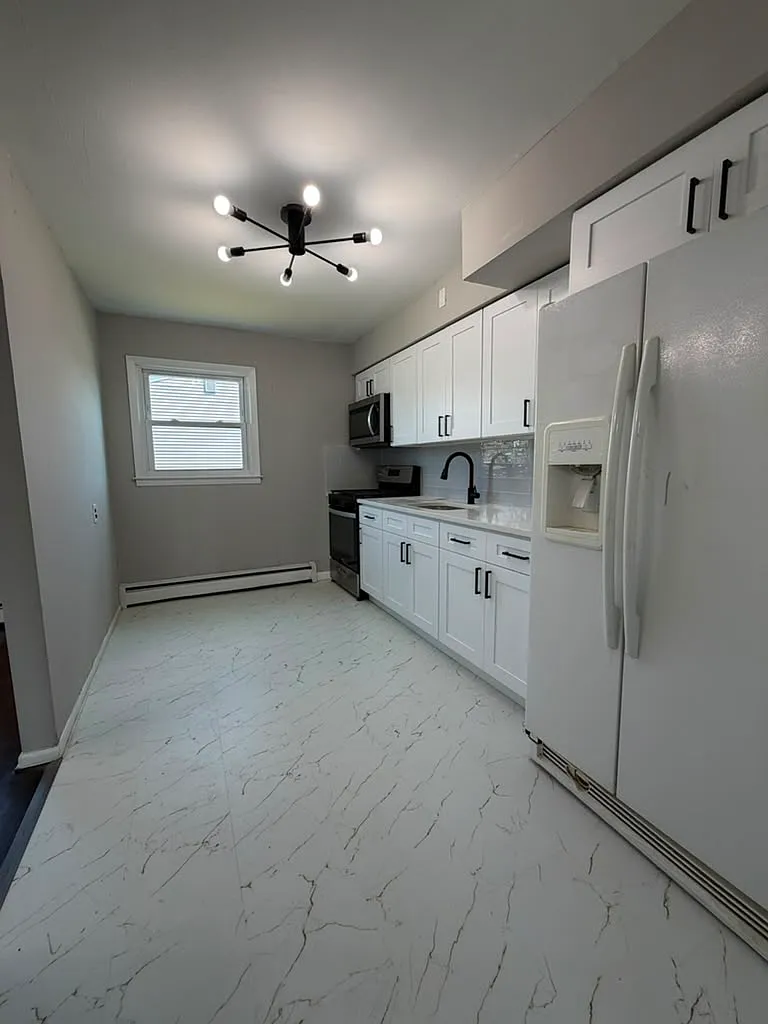 3 bed, 1410 sqft, $3,800 — Photo 2