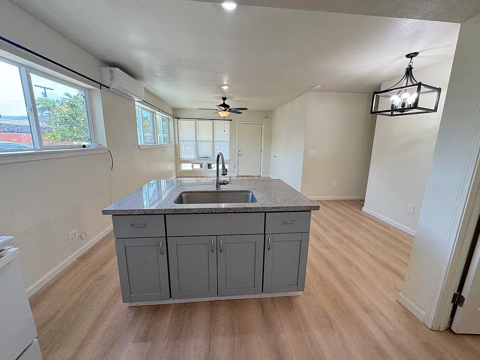 369 Lono Ave