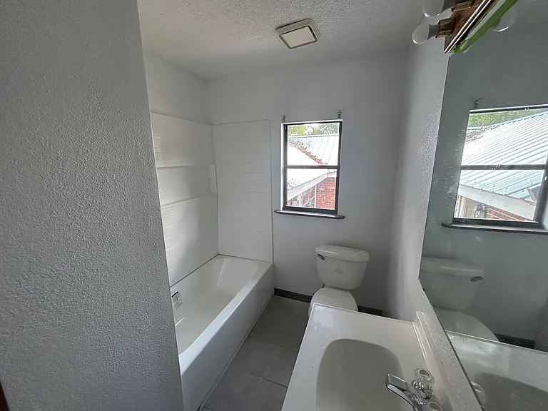 2400 Crill Ave — Photo 8