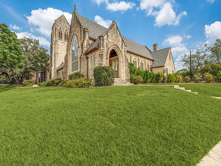 The Landmark at Alamo Heights — Photo 17