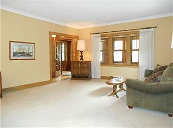 4th image of 727 10th Ave N