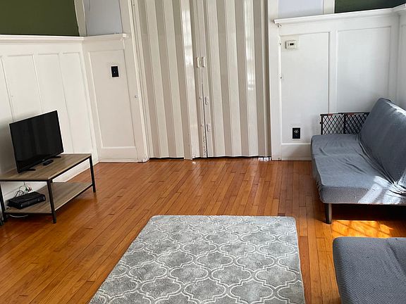 4th image of 2027 E Kenwood Blvd #1