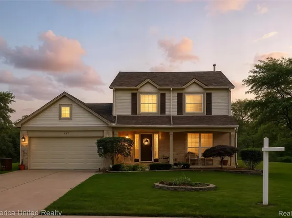 900 Oak Creek Dr, South Lyon, MI 48178